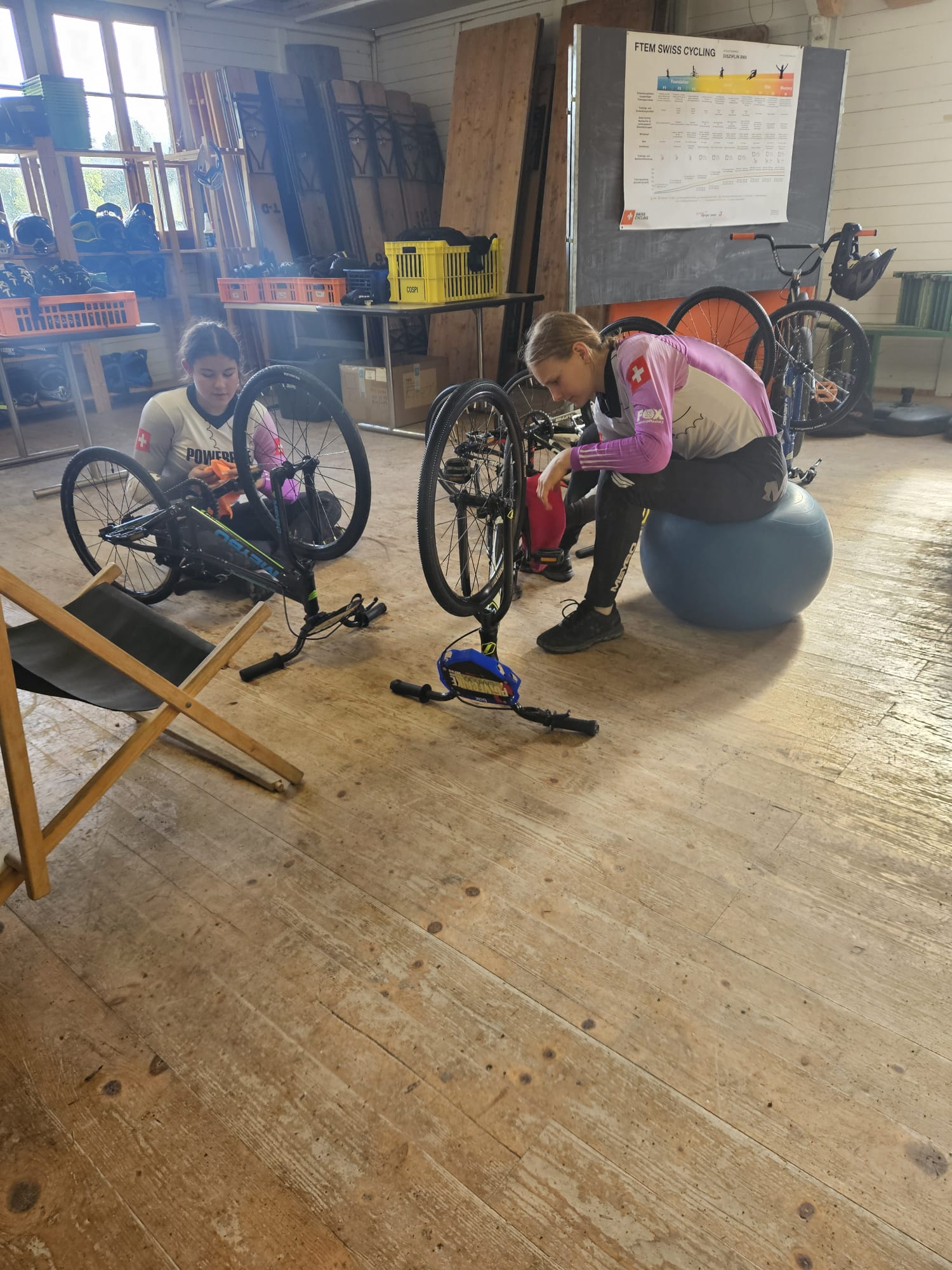 Im Clubhaus: Velo putzen und einstellen gehört dazu, mit Malea und Salome