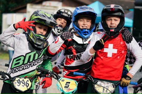 Vier junge Powerbiker Arm in Arm auf ihren Rädern