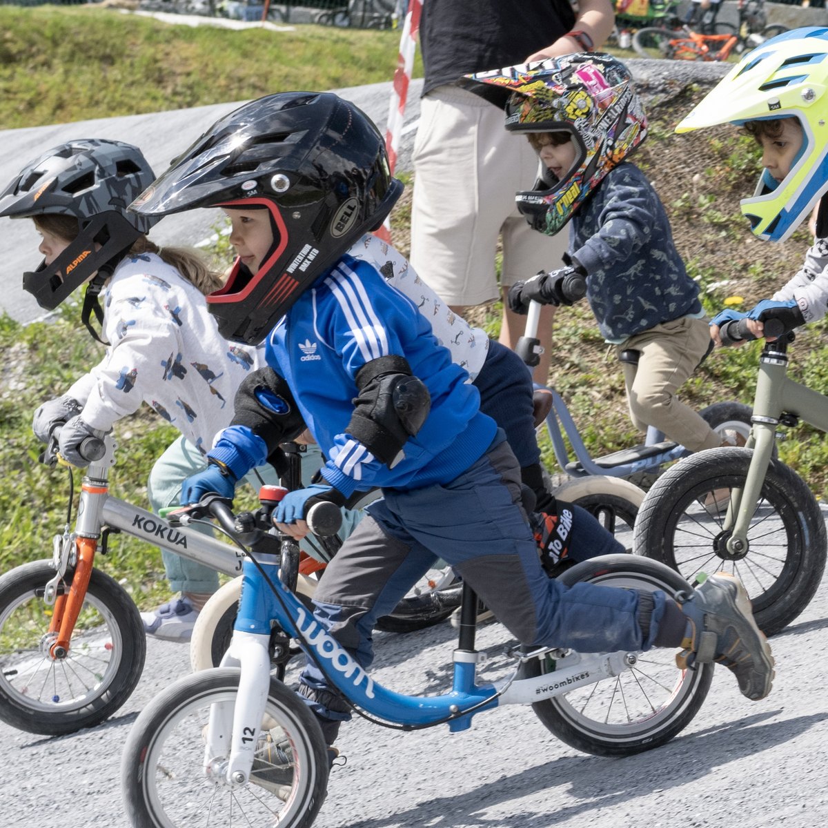 Kinder auf Laufrädern beim Start des Laufradrennens am Heimrennen